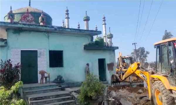 Muzaffarnagar: शेरनगर गांव में पुरानी मस्जिद पर चला बुलडोज़र,अवरोध को हटाने में सभी का सहयोग