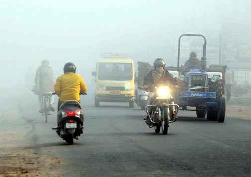 Muzaffarnagar: सर्दी का घने कोहरे व ठंडी हवाओं ने बढाया सितम-हल्का रहा धूप का असर, ठंड से लोग कंपकंपाएं Muzaffarnagar: सर्दी का घने कोहरे व ठंडी हवाओं ने बढाया सितम-हल्का रहा धूप का असर, ठंड से लोग कंपकंपाएं