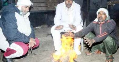 Muzaffarnagar: सर्दी से ठिठुरे लोग अलाव पर हाथ सेंक कर ठंड से कर रहे हैं बचाव