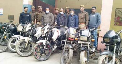 खतौली Muzaffarnagar पुलिस ने पकड़े तीन अंतराज्य वाहन चोर, असलाह तमंचे- कारतूस, चाकू भी पुलिस ने बरामद