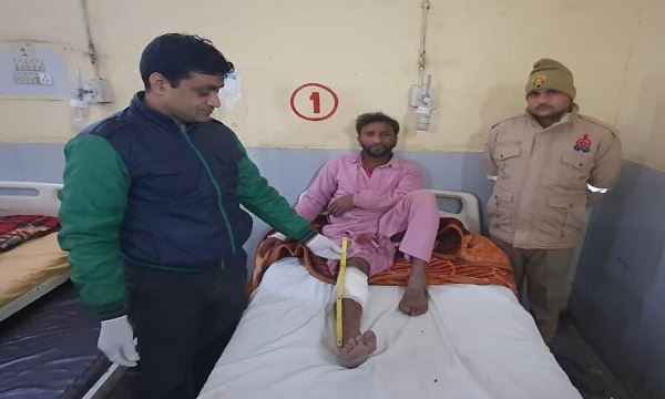 Bulandshahr News: मुठभेड़ के दौरान पुलिस की गोली लगने से इनामी बदमाश इकराम घायल Bulandshahr News: मुठभेड़ के दौरान पुलिस की गोली लगने से इनामी बदमाश इकराम घायल