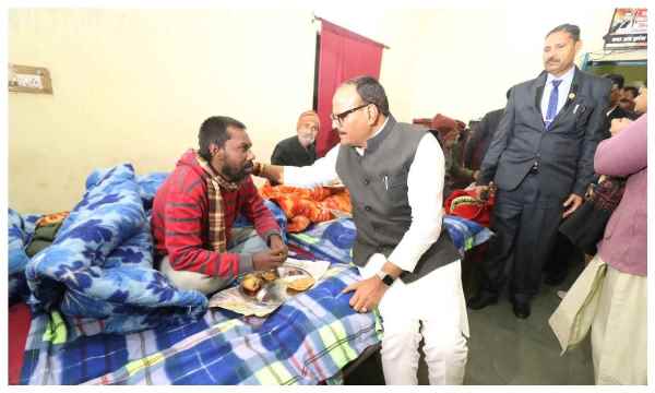 Lucknow News: Dcm बृजेश पाठक ने किया रैन बसेरों का औचक निरीक्षण