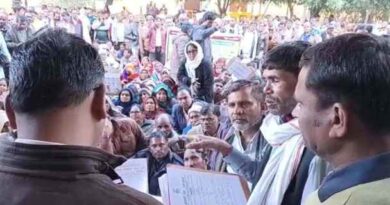 Mahoba News: गिरोह बनाकर जनता को लूटने वाली कंपनियों के खिलाफ प्रदर्शन