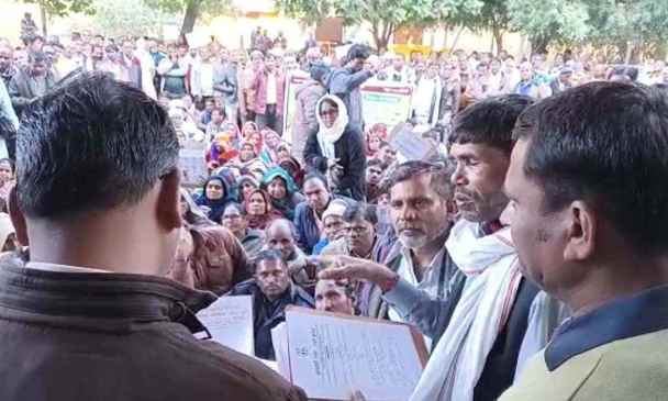 Mahoba News: गिरोह बनाकर जनता को लूटने वाली कंपनियों के खिलाफ प्रदर्शन Mahoba News: गिरोह बनाकर जनता को लूटने वाली कंपनियों के खिलाफ प्रदर्शन