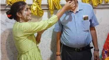 Shravasti News: भिनगा थाने में सिपाही गरिमा सिंह के साथ बर्थडे पार्टी मना रहे प्रभारी निरीक्षक, Viral News