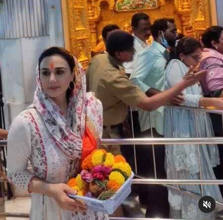 सिद्धिविनायक मंदिर पहुंची Preity Zinta सिद्धिविनायक मंदिर पहुंची Preity Zinta