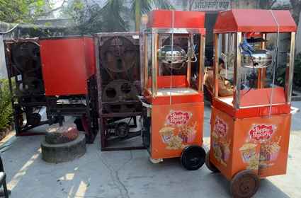 उत्तर प्रदेश खादी ग्रामोद्योग बोर्ड बना रहा लोगों को आत्मनिर्भर: पाॅपकाॅर्न मशीन व मोटराईज्ड़ दोना-पत्तल मेकिंग मशीन वितरण