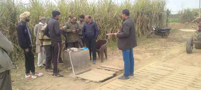 Muzaffarnagar- जिला गन्ना अधिकारी डॉक्टर राजेश धर द्विवेदी द्वारा गन्ना क्रय केंद्र का निरीक्षण