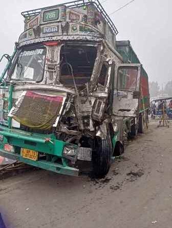 Muzaffarnagar News- बजरी से भरे ट्रक और गन्नों से भरे ट्राले में जोरदार भिड़ंत