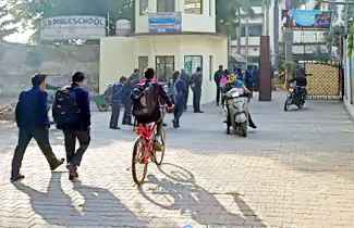 Muzaffarnagar-ठंड के बाद गुलजार हुए स्कूल, बच्चे खिलकर पहुचे स्कूल