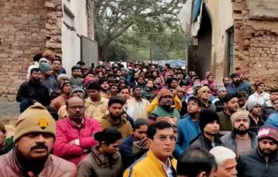 Agra में सिटी स्टेशन रोड पर धर्मशाला की खुदाई के दौरान कई मकान ढहे