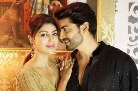 Gurmeet Choudhary और और देबिना बनर्जी का वीडियो वायरल, सेल्फी के लिए घेर लिया भीड़ ने Gurmeet Choudhary और और देबिना बनर्जी का वीडियो वायरल, सेल्फी के लिए घेर लिया भीड़ ने