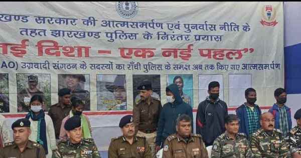 Jharkhand: 3 महिला नक्सली समेत 8 नक्सलियों ने किया आत्मसमर्पण,नक्सल विरोधी अभियान में सफलता