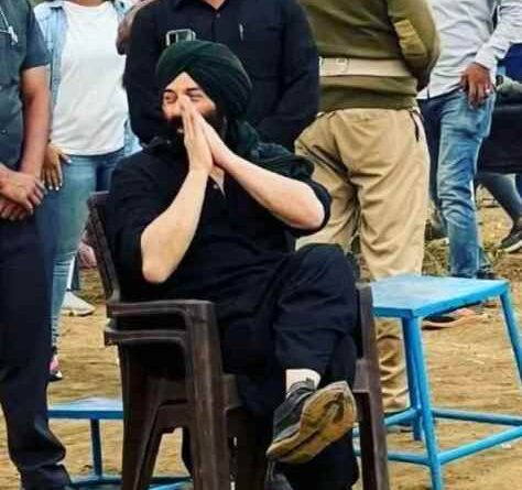 Gadar 2 के सेट से वायरल हुई ये तस्वीरें, बीटीएस तस्वीरों को फैंस ने किया बेहद पसंद Gadar 2 के सेट से वायरल हुई ये तस्वीरें, बीटीएस तस्वीरों को फैंस ने किया बेहद पसंद