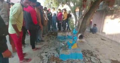 Mahoba News: मंदिर तोड़े जाने का विरोध करते हुए जमकर हंगामा किया