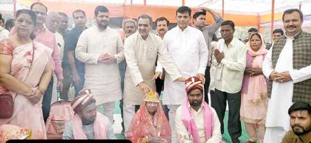 मुख्यमंत्री सामूहिक विवाह योजना के तहत विवाह बंधन में बंधे सैकडों जोडे,  कन्यादान कर केंद्रीय मंत्री Sanjeev Balyan ने दूल्हों को दी चेतावनी