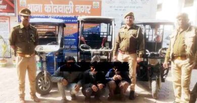Muzaffarnagar- ई रिक्शा चोरों को को ई रिक्शाओं के साथ दबोचा
