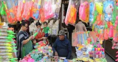 Muzaffarnagar- बाजार में होली के रंग: बढ़ी होली की खरीदारी को चहल-पहल 2 Muzaffarnagar News