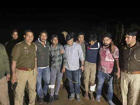 Hapur News: पुलिस और बदमाशों के बीच मुठभेड़, गोकशी में शामिल थे आरोपित