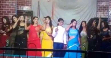 Aligarh News: नुमाइश कार्यक्रम के दौरान अश्लील डांस के साथ-साथ जमकर पैसे भी लुटाए गए