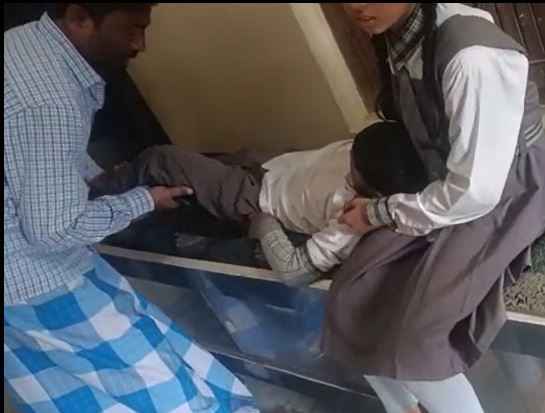 Ballia News: क्लास रूम में चार घंटे तक खड़ा कर प्रताड़ित करने की वजह से बच्चा पैरालाइज