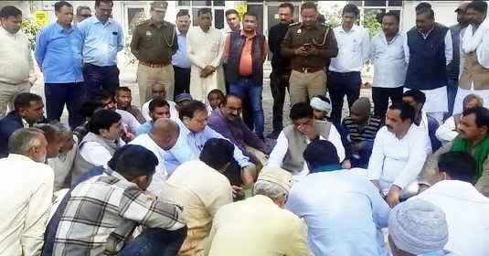 Muzaffarnagar News: फैक्ट्री में मिली सिक्योरिटी गार्ड की गोली लगी लाश, रालोद व भाकियू का हंगामा Muzaffarnagar News: फैक्ट्री में मिली सिक्योरिटी गार्ड की गोली लगी लाश, रालोद व भाकियू का हंगामा