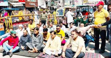 Muzaffarnagar News- चौराहा बंद करने पर सड़क पर दिया धरना