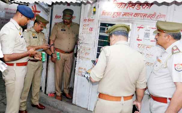 Muzaffarnagar News- शराब की दुकानों का वरिष्ठ पुलिस अधीक्षक संजीव सुमन ने किया निरीक्षण Muzaffarnagar News- शराब की दुकानों का वरिष्ठ पुलिस अधीक्षक संजीव सुमन ने किया निरीक्षण