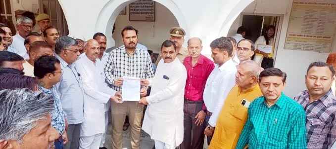 Muzaffarnagar News-डीएम आफिस पर चिटफंड कंपनियों के निवेशकों तथा एजेंटो ने सौंपा ज्ञापन