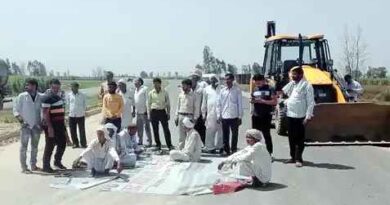 Muzaffarnagar News: एनएच-५८ में डिवाइडर में कट न देने पर किया प्रदर्शन