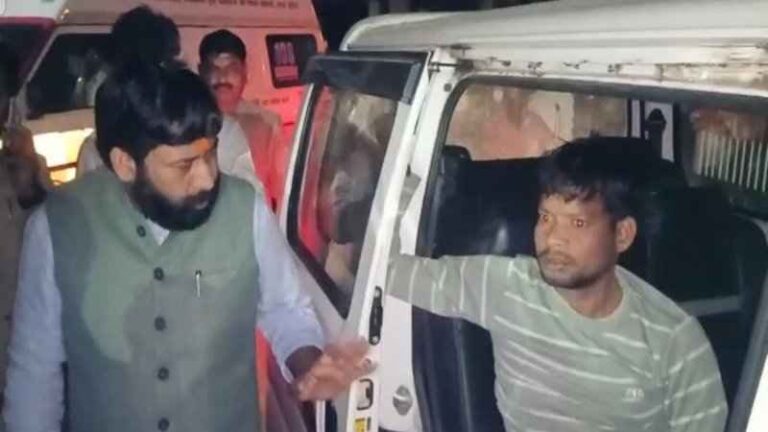 Bulandshahr News: दिव्यांगजन सशक्तिकरण अधिकारी पर पीटने का लगाया आरोप,  डिबाई Mla ने मंत्री के सामने लगाया मोटराइज्ड ट्राई साइकिल वितरण में पक्षपात का आरोप