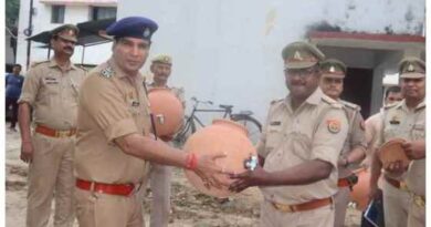 Etawah News: एसएसपी ने थानाध्यक्षों को दिए मटके, आमजन के स्वास्थ्य के लिए थाने में रखे जाएंगे मटके