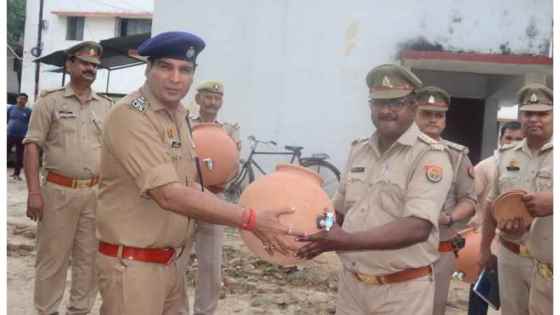 Etawah News: एसएसपी ने थानाध्यक्षों को दिए मटके, आमजन के स्वास्थ्य के लिए थाने में रखे जाएंगे मटके