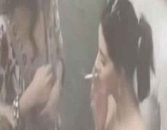 सिगरेट पीती आईं नजर Ananya Pandey, पिंक आउटफिट में कयामत लगी अन्नया पांडे