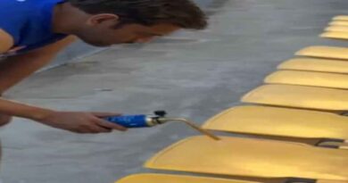 स्टेडियम में सीट पेंट करते हुए नजर आए Mahendra Singh Dhoni