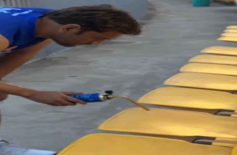 स्टेडियम में सीट पेंट करते हुए नजर आए Mahendra Singh Dhoni