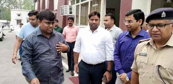 Muzaffarnagar News: प्रेक्षक का मुख्यालय पहुंचने पर डीएम ने टीम के साथ किया स्वागत