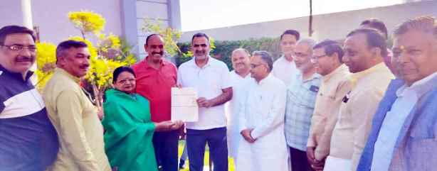 Muzaffarnagar News: मितिका गर्ग के लिए चेयरमैन पद हेतु आवेदन सौंपा