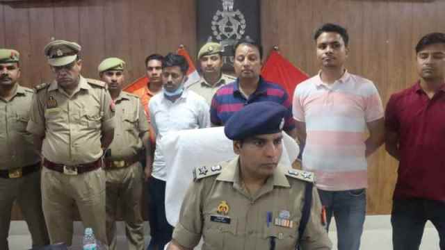 Etawah News: केवाईसी के नाम पर लोगों को ठगने का कर रहा था काम