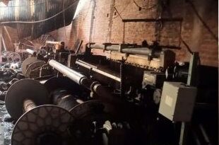 Hapur News: कपड़ा फैक्ट्री में आग की लपटों को देख सदमे में रोया फैक्ट्री संचालक