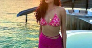 Pink & व्हाइट ड्रेस पहन Janhvi Kapoor ने दिए कातिलाना पोज