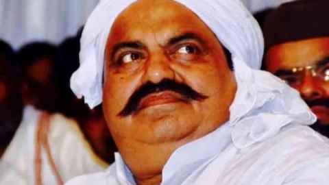 माफिया Atique Ahmedऔर उसके भाई अशरफ की गोली मारकर हत्या, पुलिस की कार्यशैली पर सवाल खड़े माफिया Atique Ahmedऔर उसके भाई अशरफ की गोली मारकर हत्या, पुलिस की कार्यशैली पर सवाल खड़े