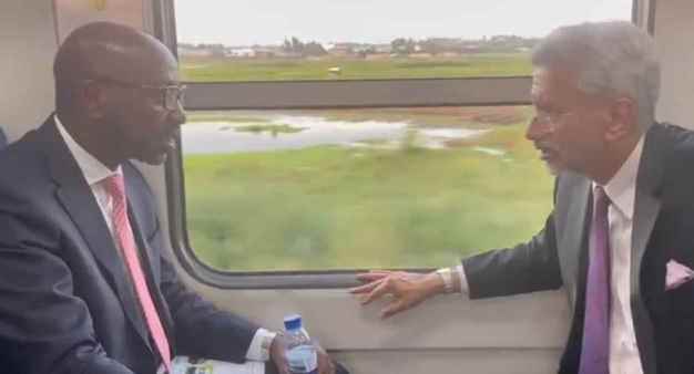 Mozambique में एस जयशंकर ने भारत में बनी ट्रेन में किया सफर