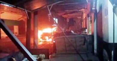 Muzaffarnagar: चरथावल कस्बे के खुसरोपुर रोड  मुख्य बाजार में खड़ी कार बनी आग का गोला