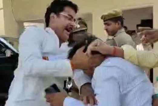 Amethi News: सपा विधायक राकेश प्रताप सिंह ने थाने में ही बीजेपी प्रत्याशी के पति को गिरा-गिराकर मारा Amethi News: सपा विधायक राकेश प्रताप सिंह ने थाने में ही बीजेपी प्रत्याशी के पति को गिरा-गिराकर मारा