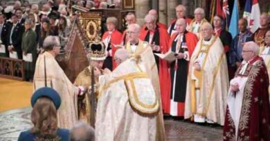 King Charles Iii Coronation: किंग चार्ल्स तृतीय बने ब्रिटेन के महाराज, आर्चबिशप जस्टिन वेल्बी ने राजमुकुट पहनाया