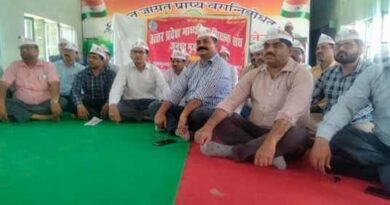 Muzaffarnagar: उत्पीड़न के खिलाफ माध्यमिक शिक्षक धरने पर