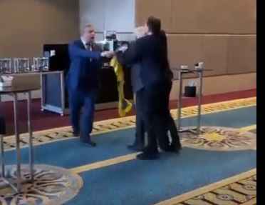 Watch यूक्रेन का झंडा छीनने पर हुआ बवाल- Ukrainian सांसद ने तुर्की शिखर सम्मेलन में रूसी प्रतिनिधि को पीटा