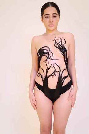 टॉपलेस नजर आ रही हैं Uorfi Javed-  बेशर्मी की सारी हदें कर दी पार