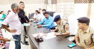 Muzaffarnagar News-खतौली में समाधान दिवस पर डीएम, सीडीओ, एसपी सिटी ने  सुनी जन समस्याएं